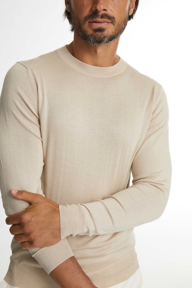 Man Fine Knit O-neck Sweater
