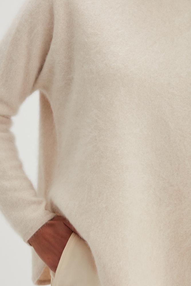 BRUSHED CURVED SWEATER