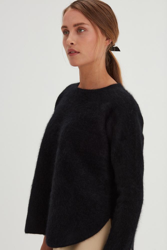 BRUSHED CURVED SWEATER