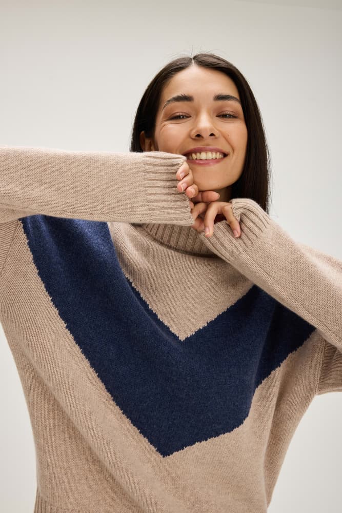 V Detail Turtleneck