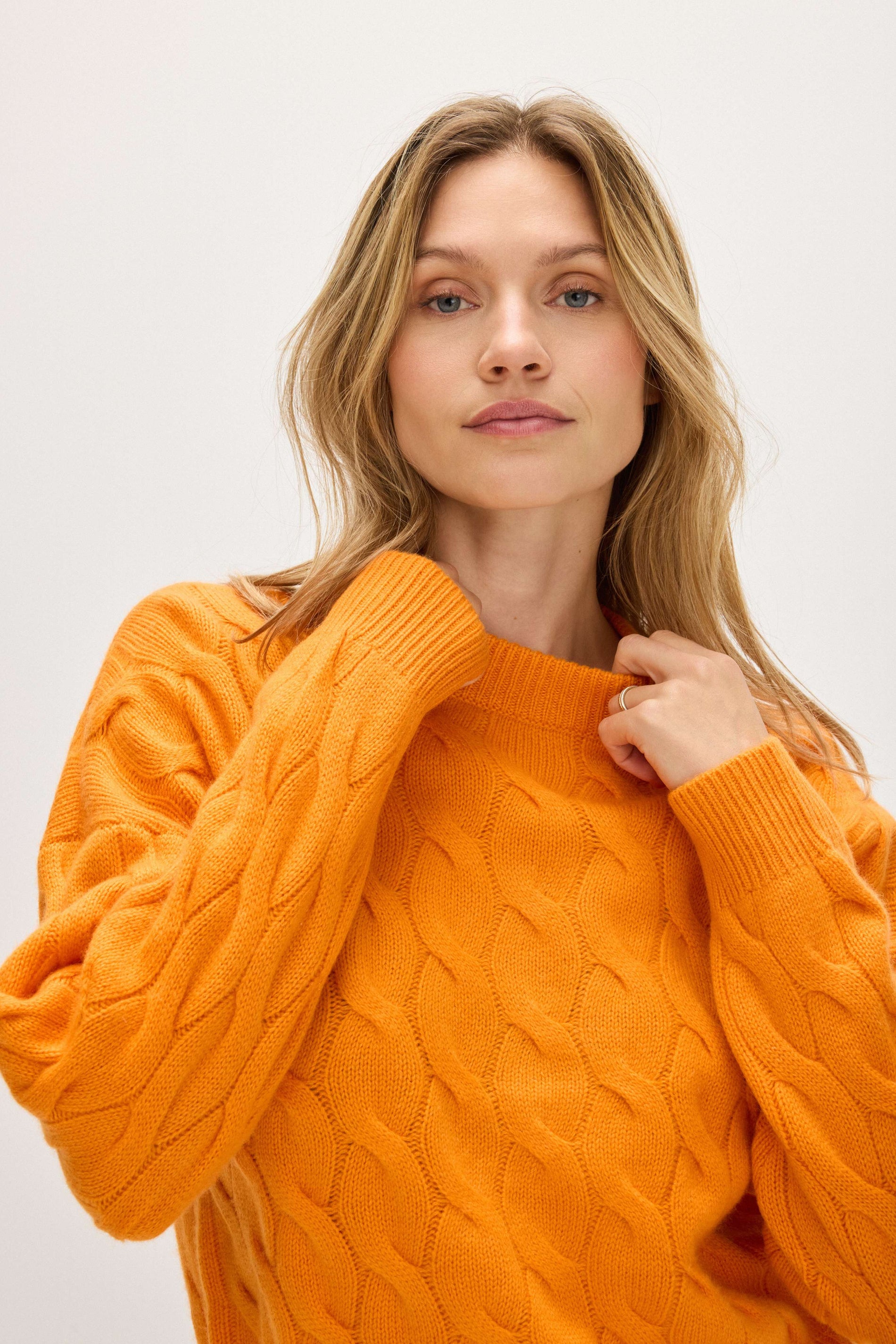 Davida Chunky O-neck Cable Sweaters Intense Orange