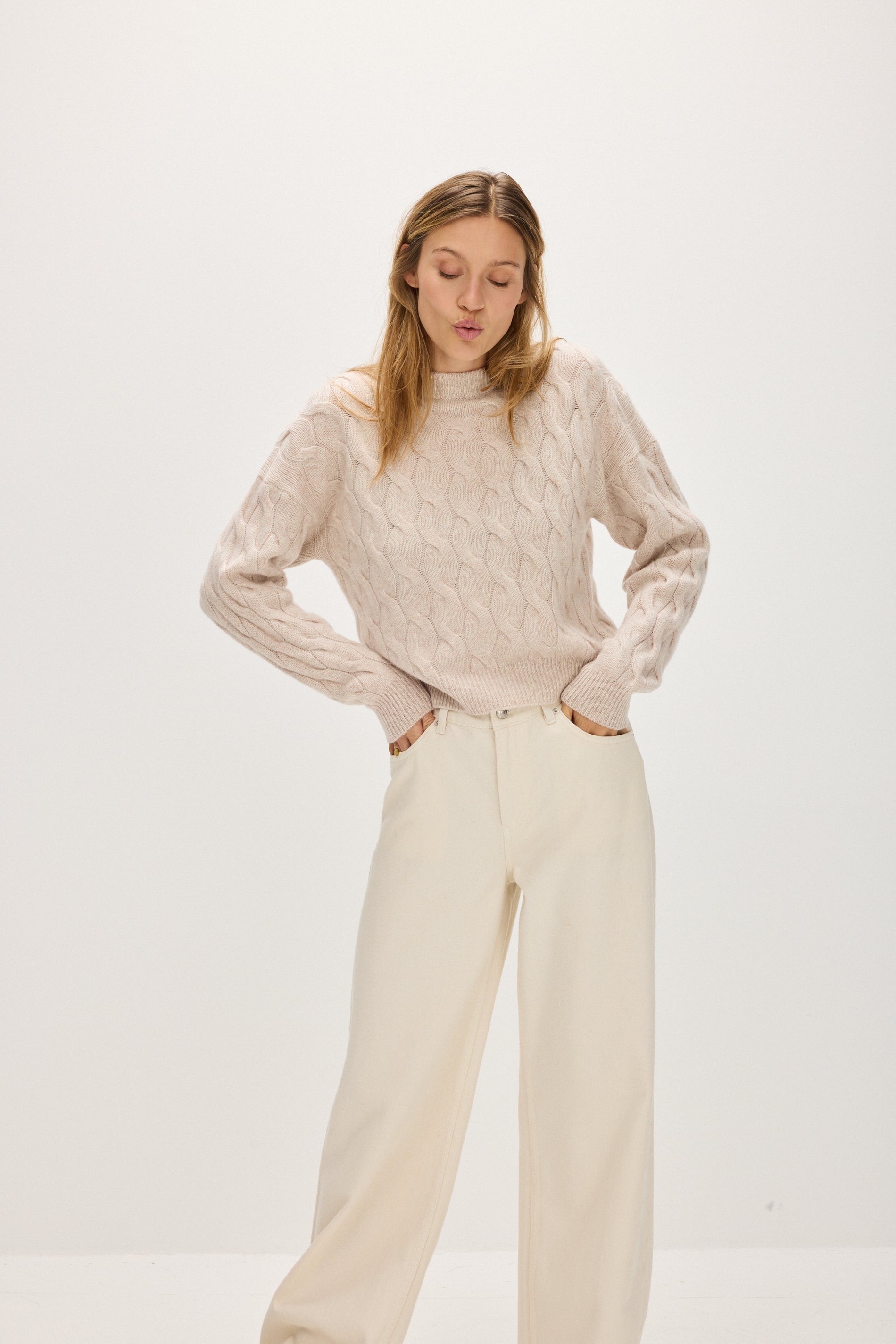 Davida Chunky O-neck Cable Sweaters Light Beige