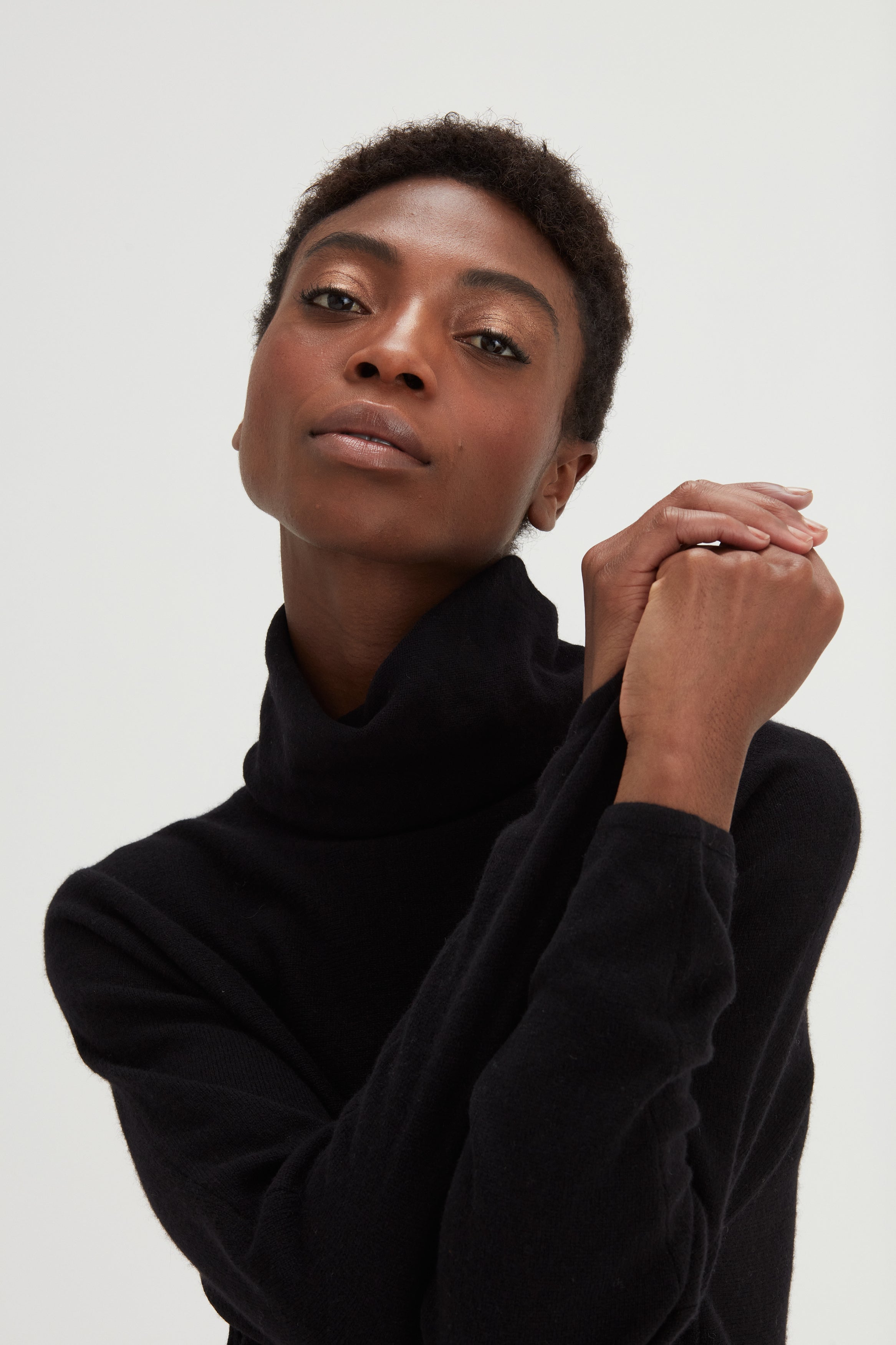 Curved Turtleneck - Sweaters - Black – Davida Cashmere
