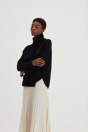 Curved Turtleneck - Black