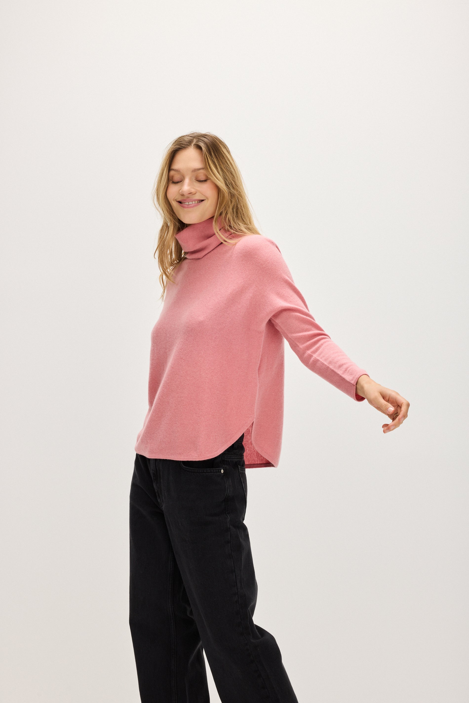 Davida Curved Turtleneck Sweaters Dusty Pink