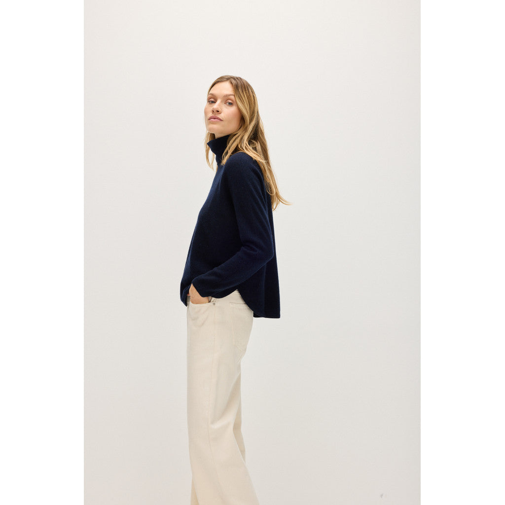 Davida Curved Turtleneck Sweaters Navy