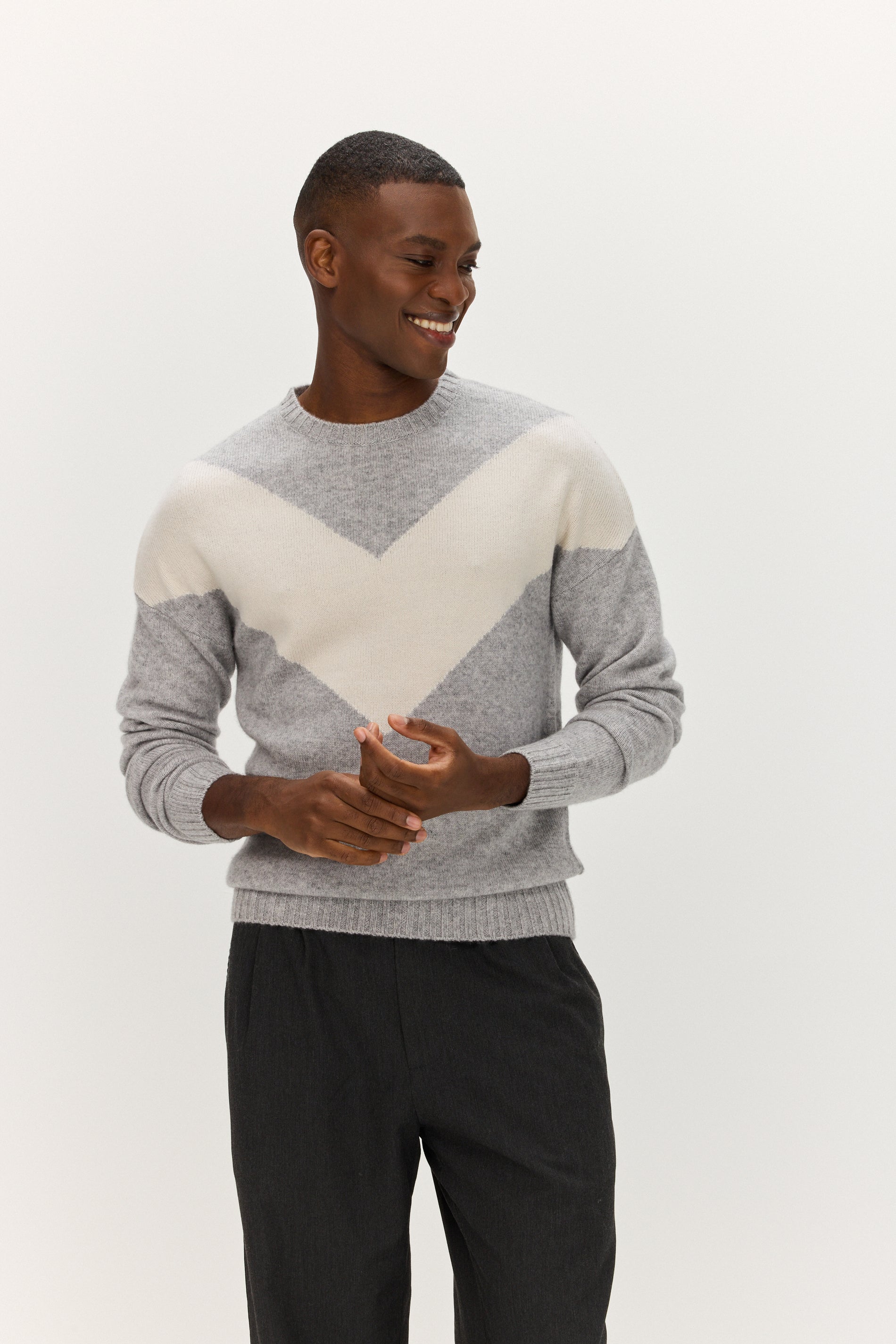 Davida Man Chunky O-neck V detail Sweaters Light Grey/White