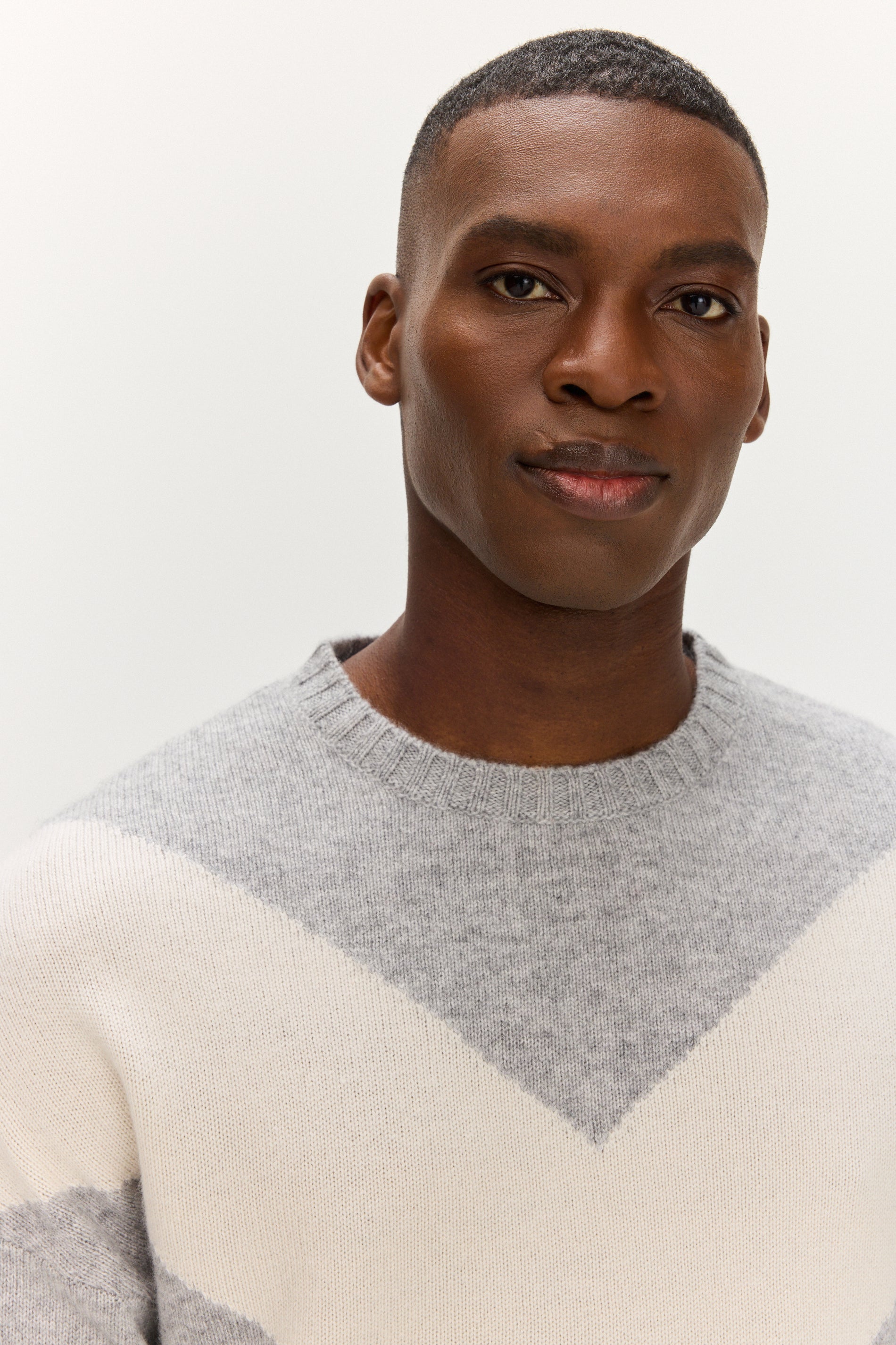 Davida Man Chunky O-neck V detail Sweaters Light Grey/White