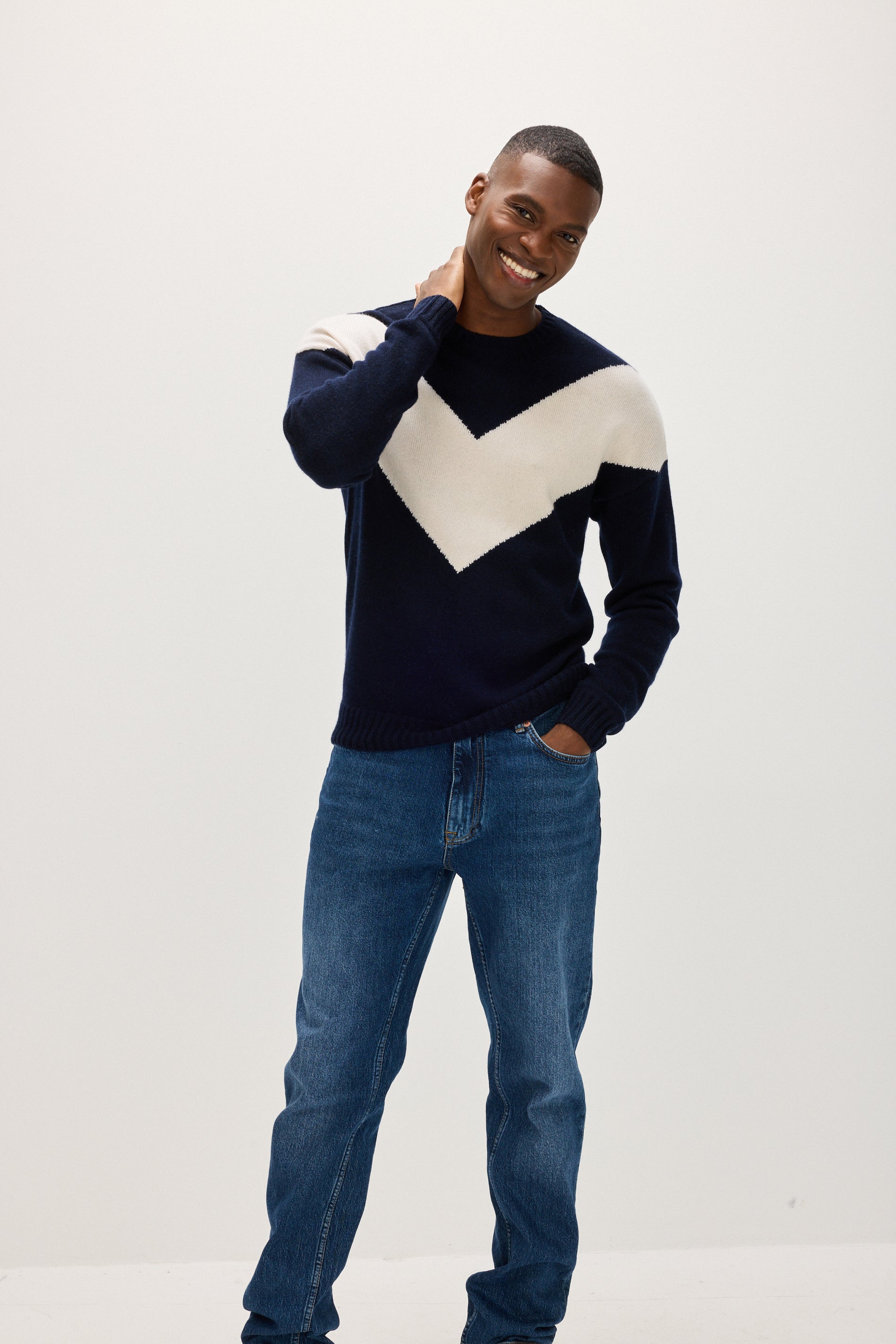Davida Man Chunky O-neck V detail Sweaters Navy/White