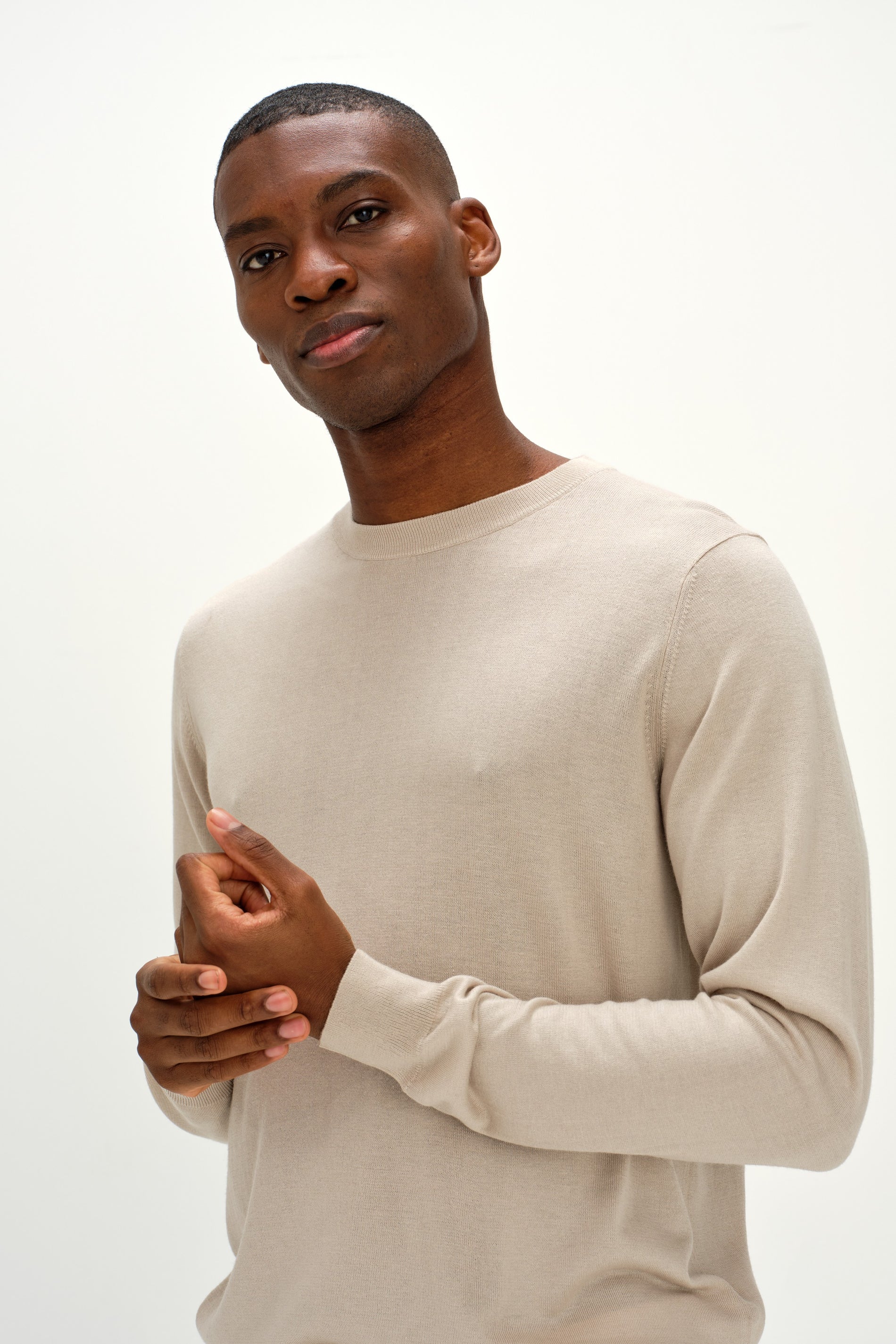 Davida Man Fine Knit O-neck Sweater Sweaters Light Beige