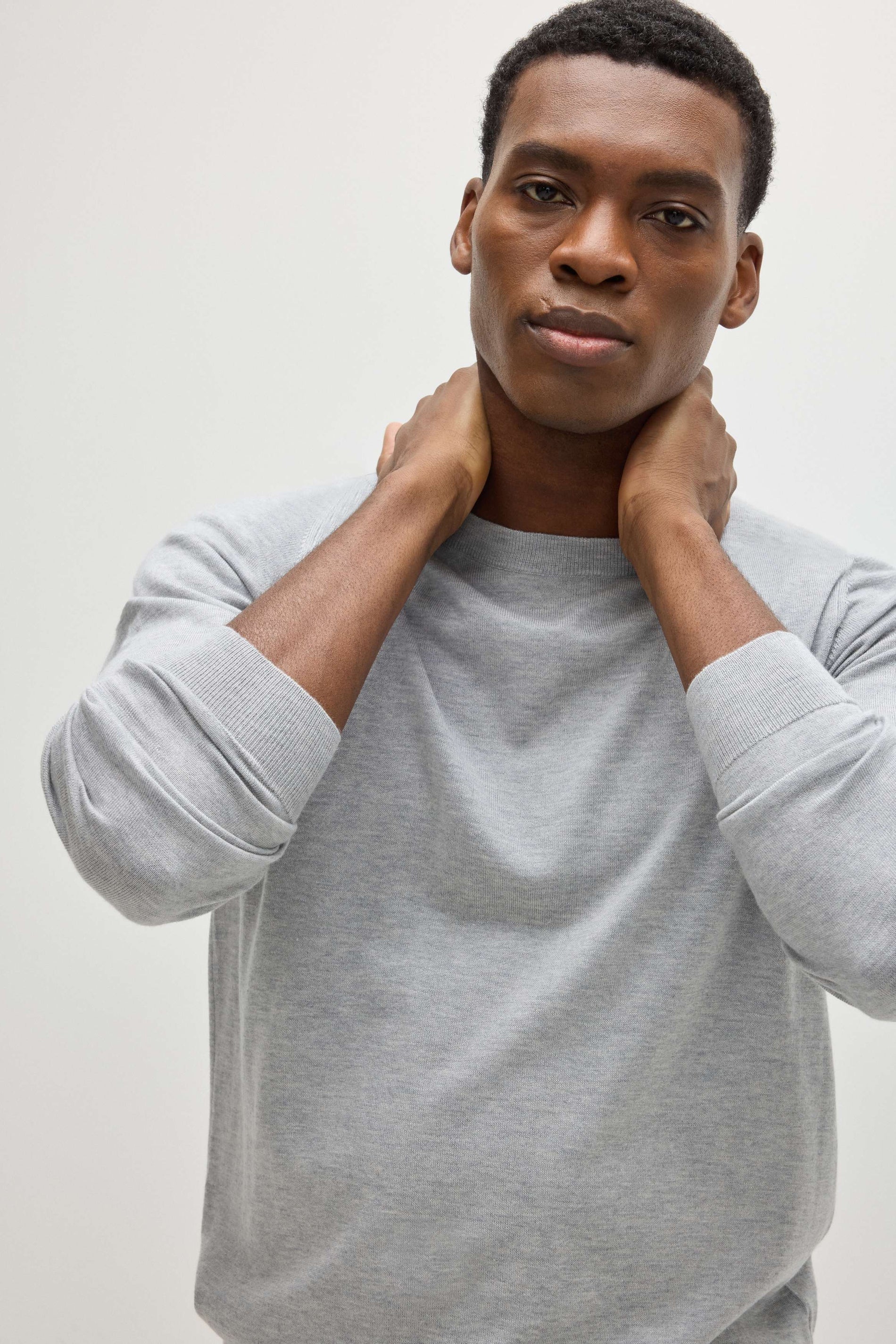 Davida Man Fine Knit O-neck Sweater Sweaters Light Grey