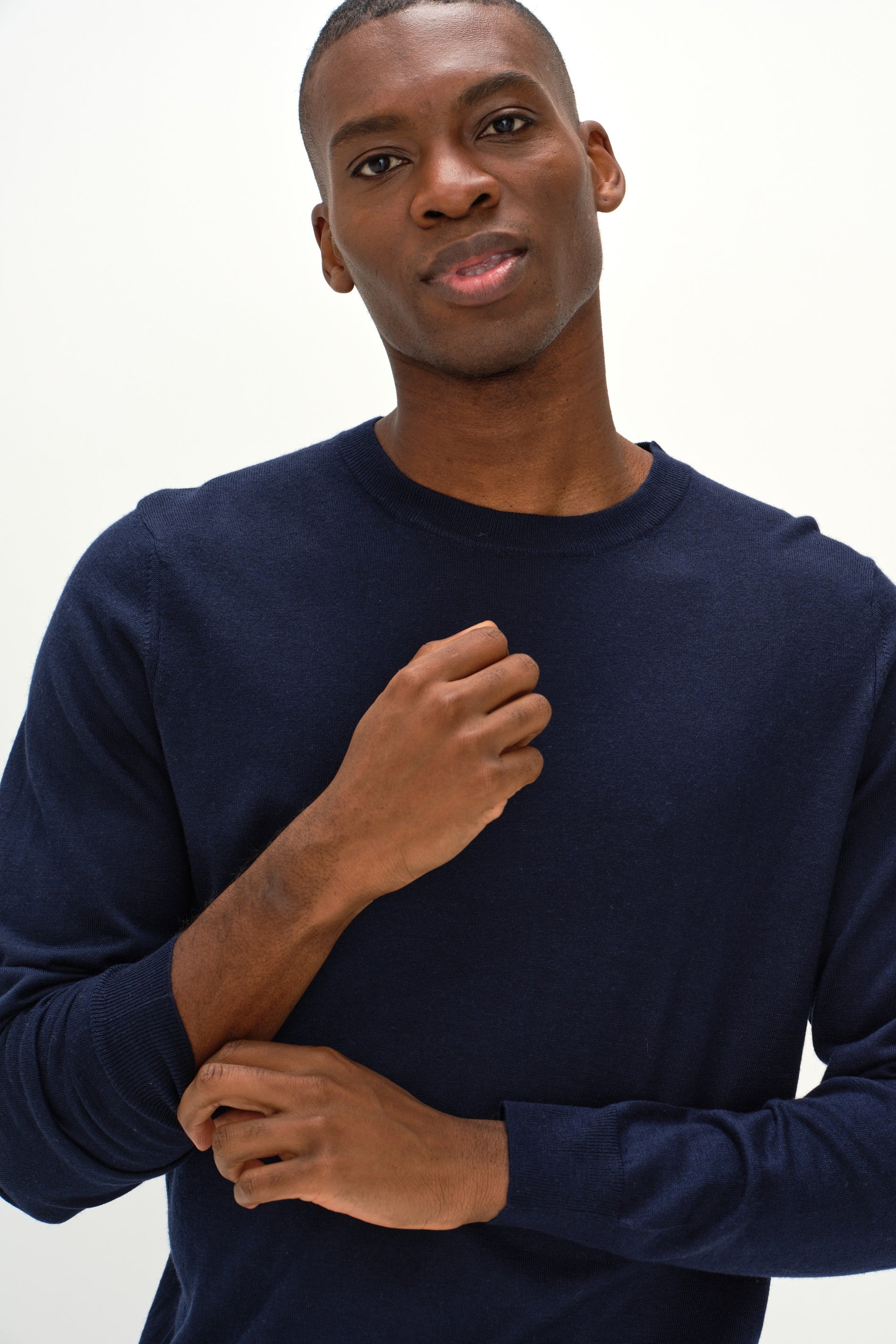 Davida Man Fine Knit O-neck Sweater Sweaters Navy