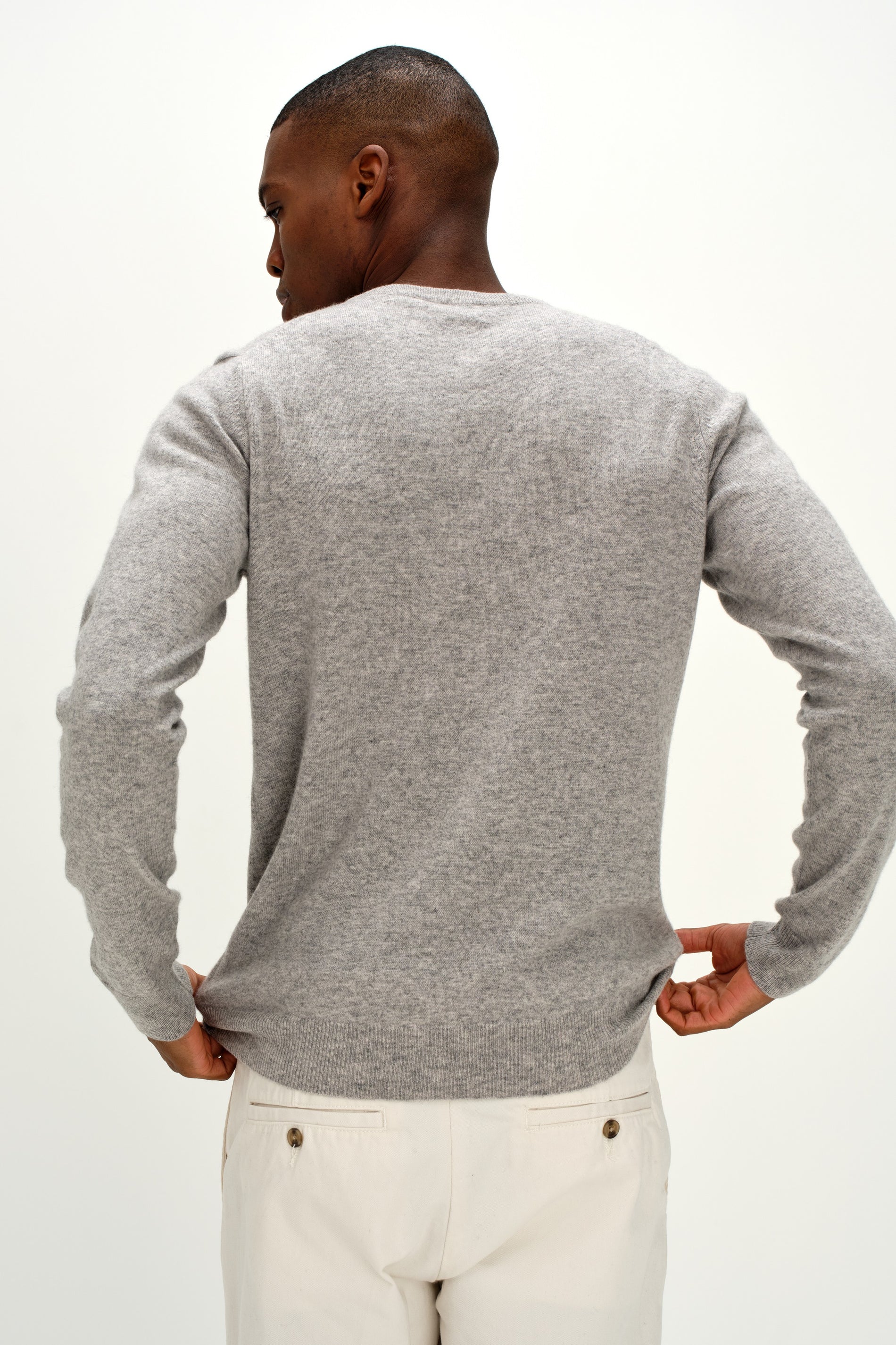 Davida Man O-neck Plain Sweaters Light Grey