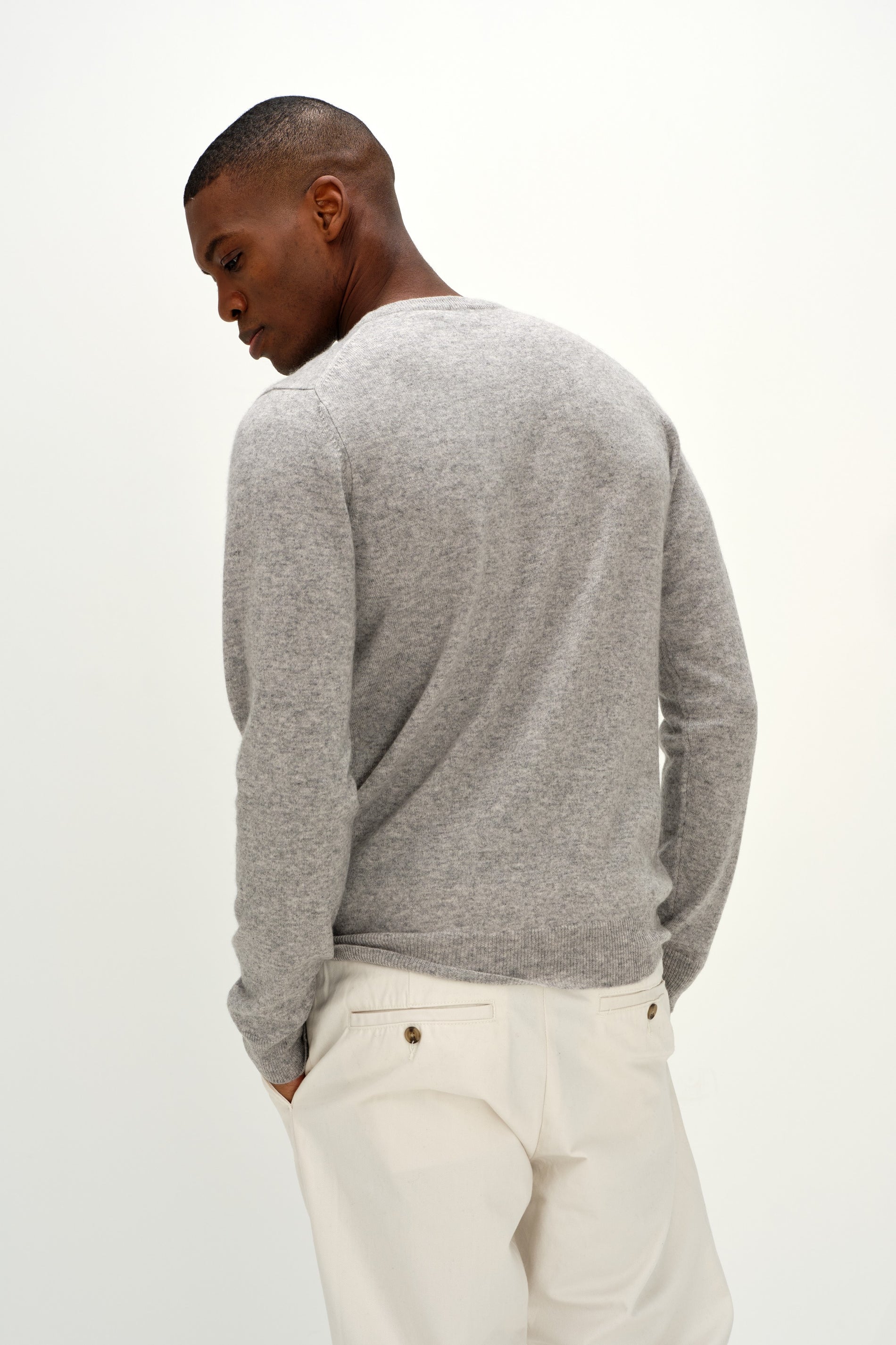 Davida Man O-neck Plain Sweaters Light Grey