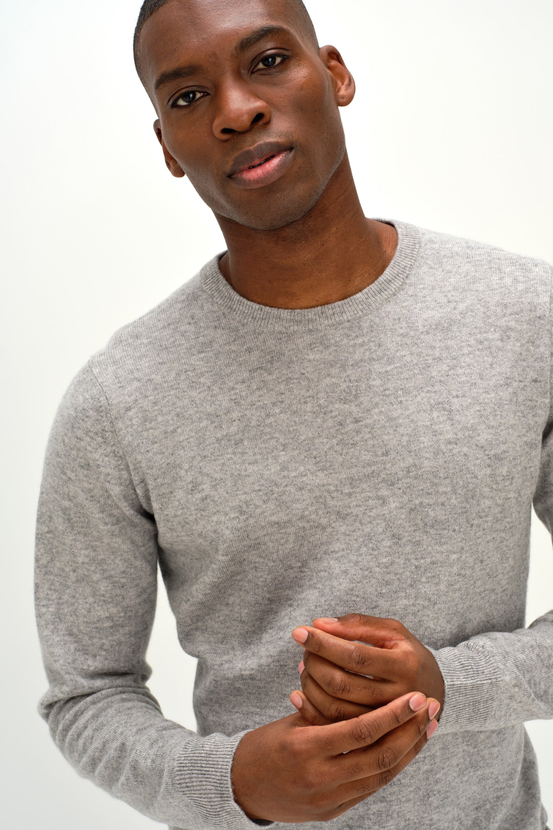 Davida Man O-neck Plain Sweaters Light Grey