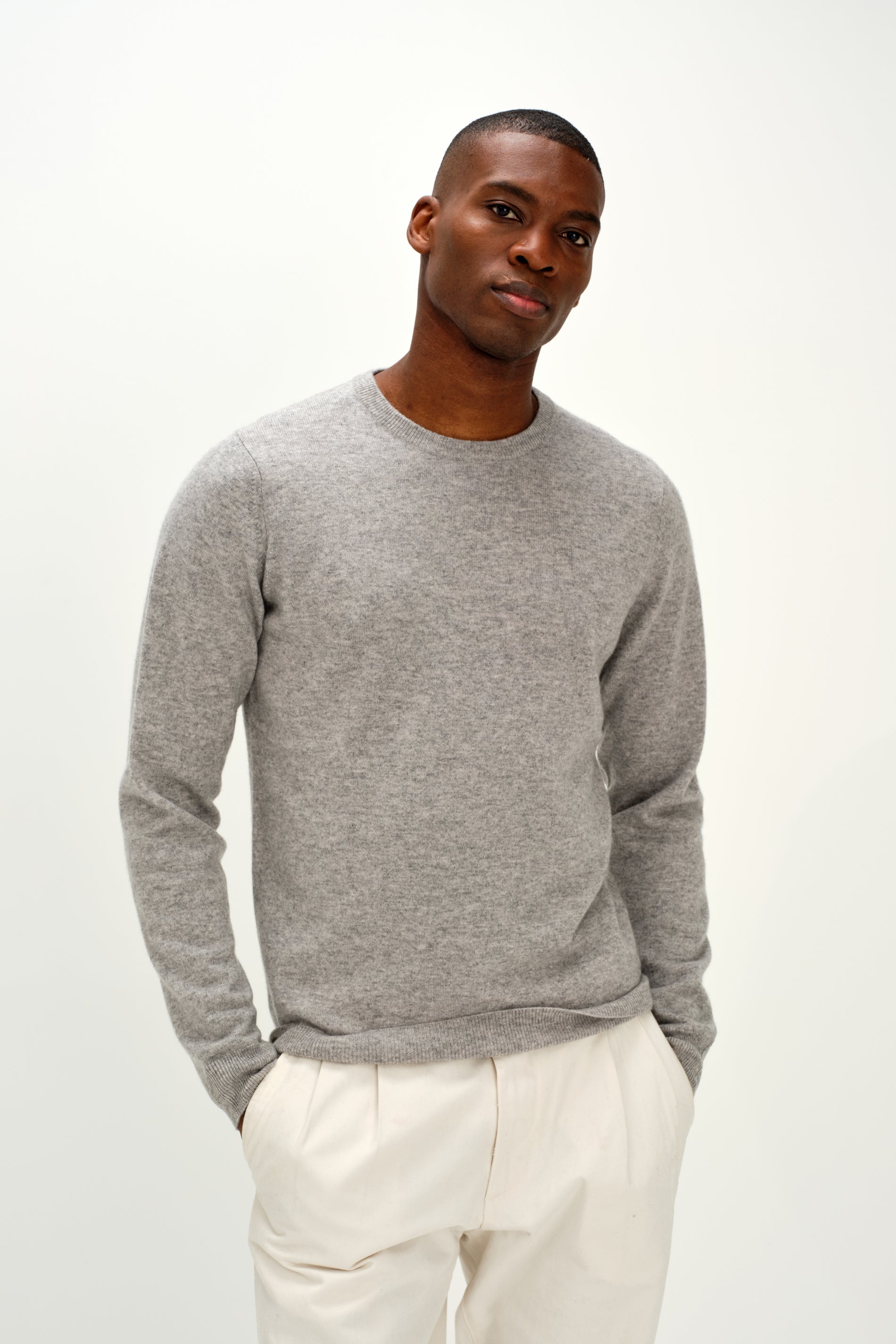 Davida Man O-neck Plain Sweaters Light Grey