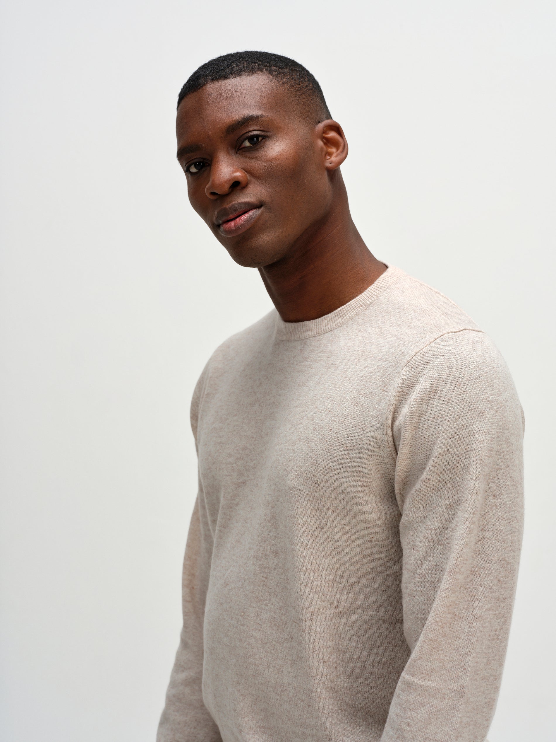 Davida Man O-neck Plain Sweaters Sand