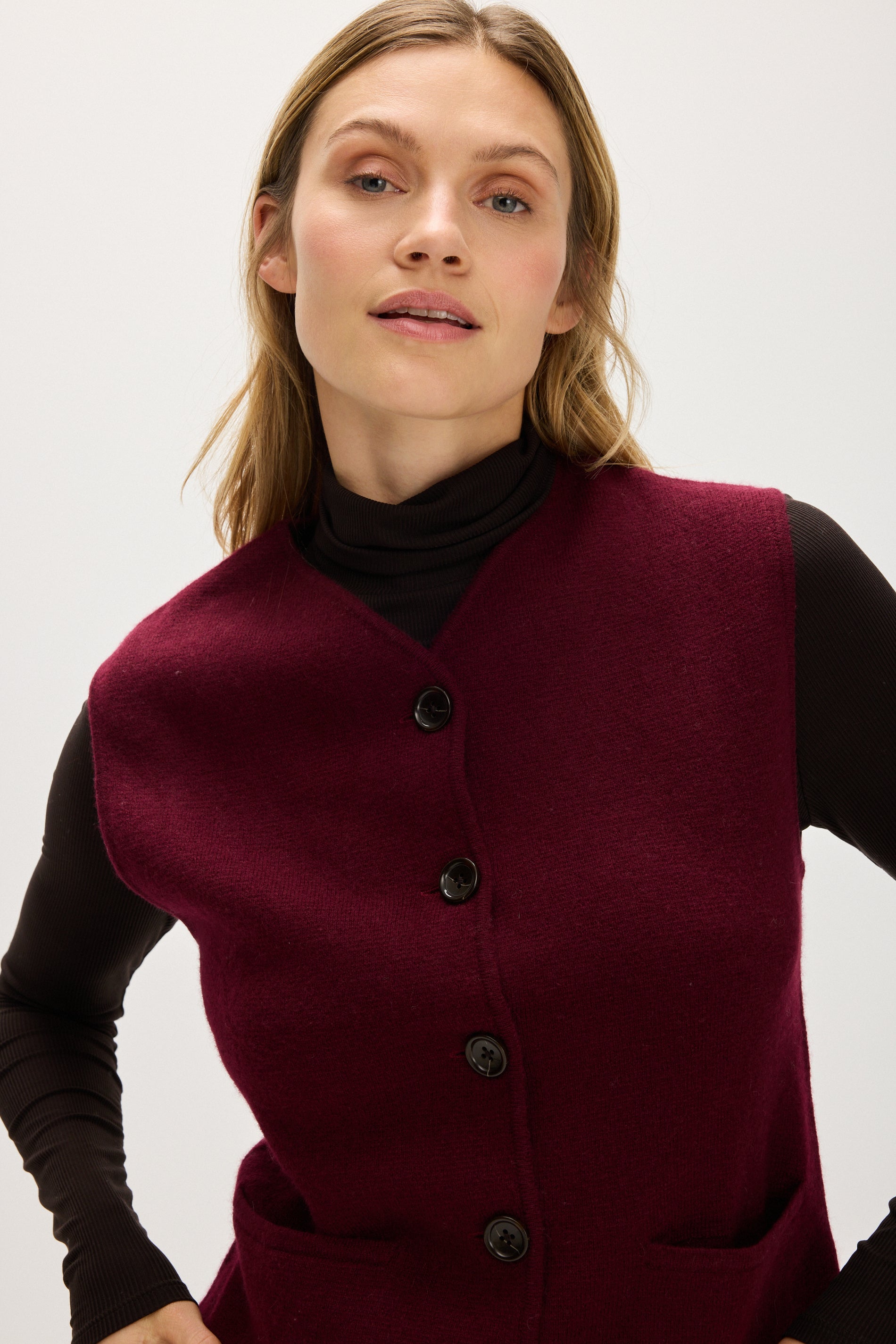 Davida V-neck Cardigan Vest Cardigans Mulberry Red