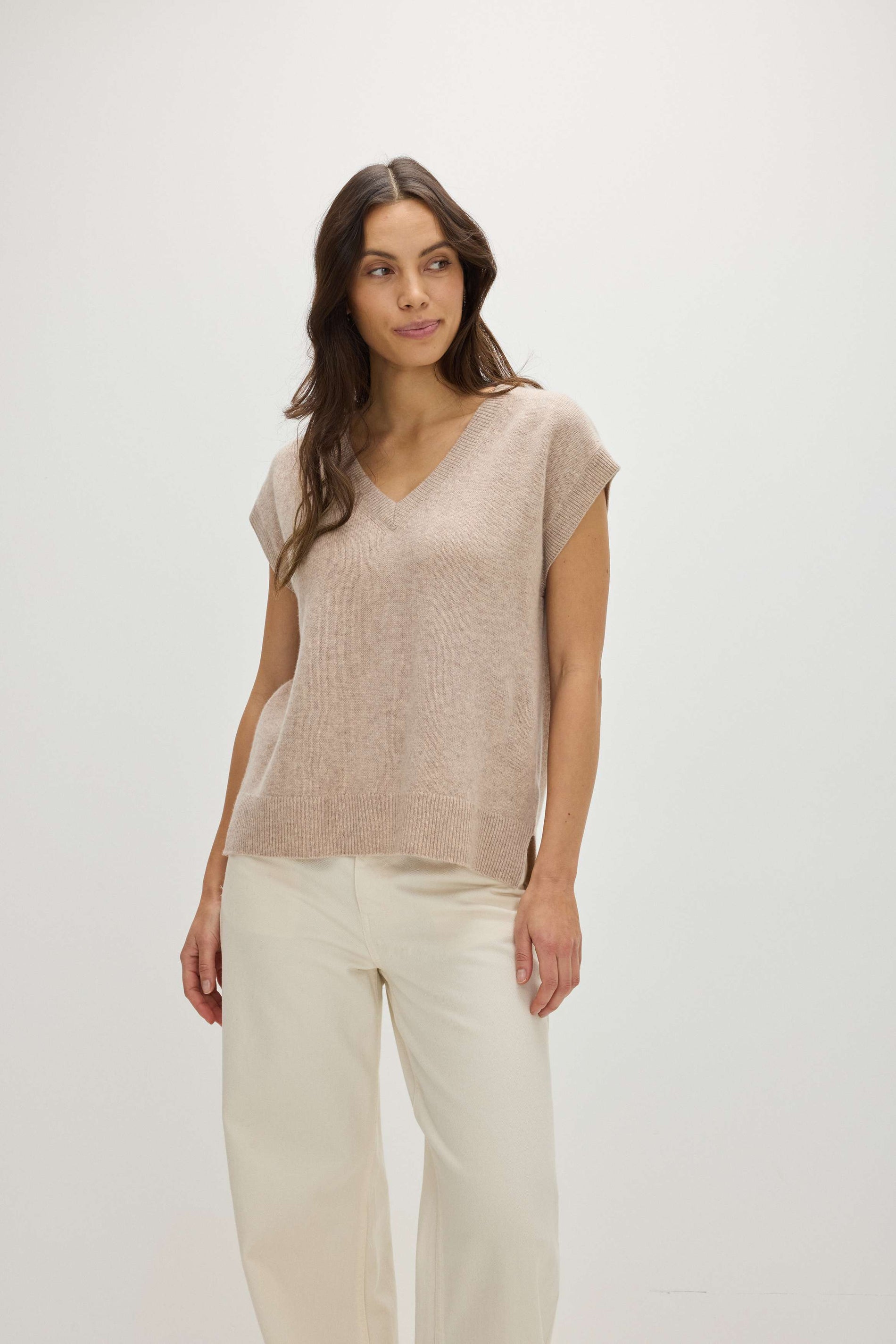 Davida V-neck Oversized Vest Sweaters Sand