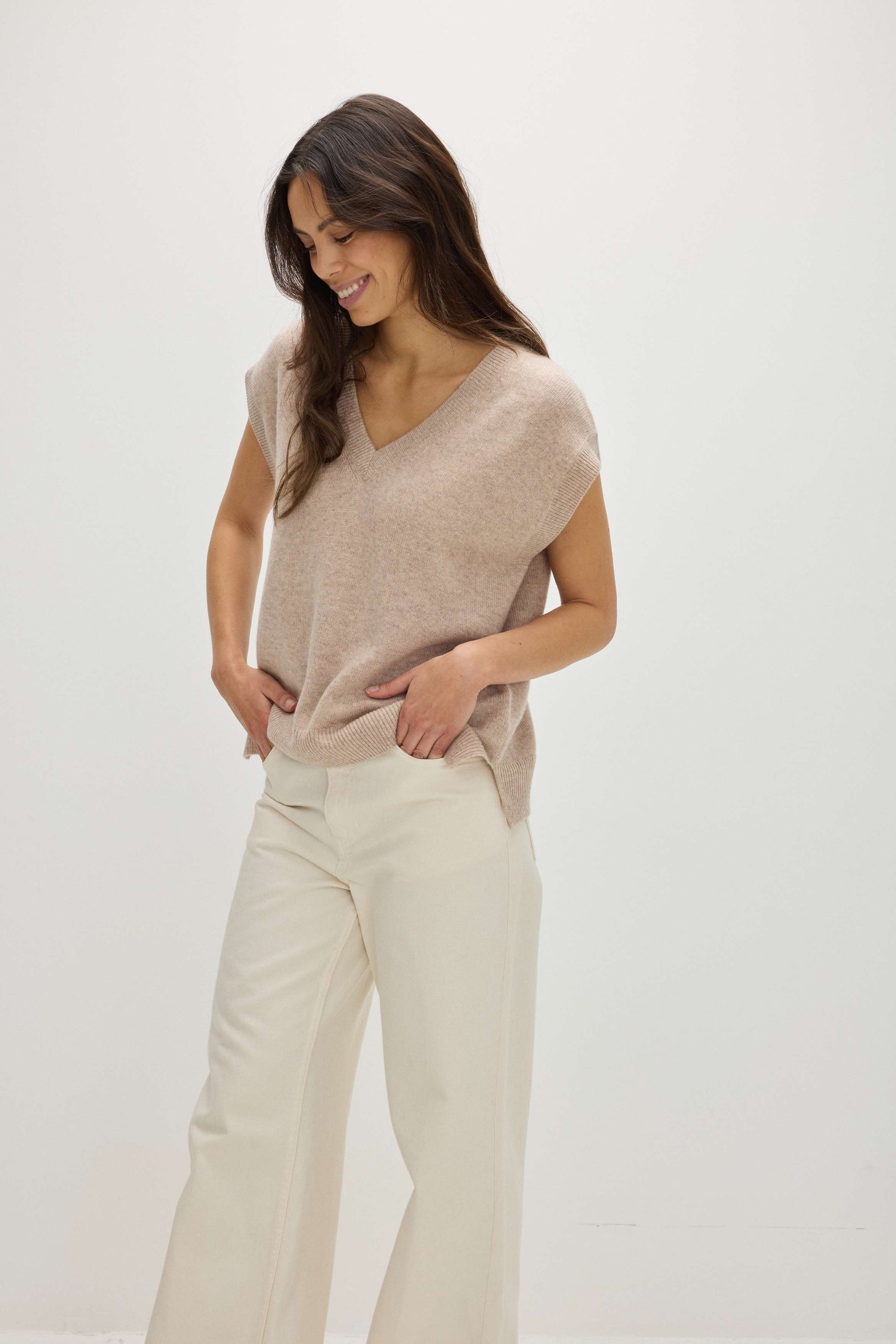 Davida V-neck Oversized Vest Sweaters Sand