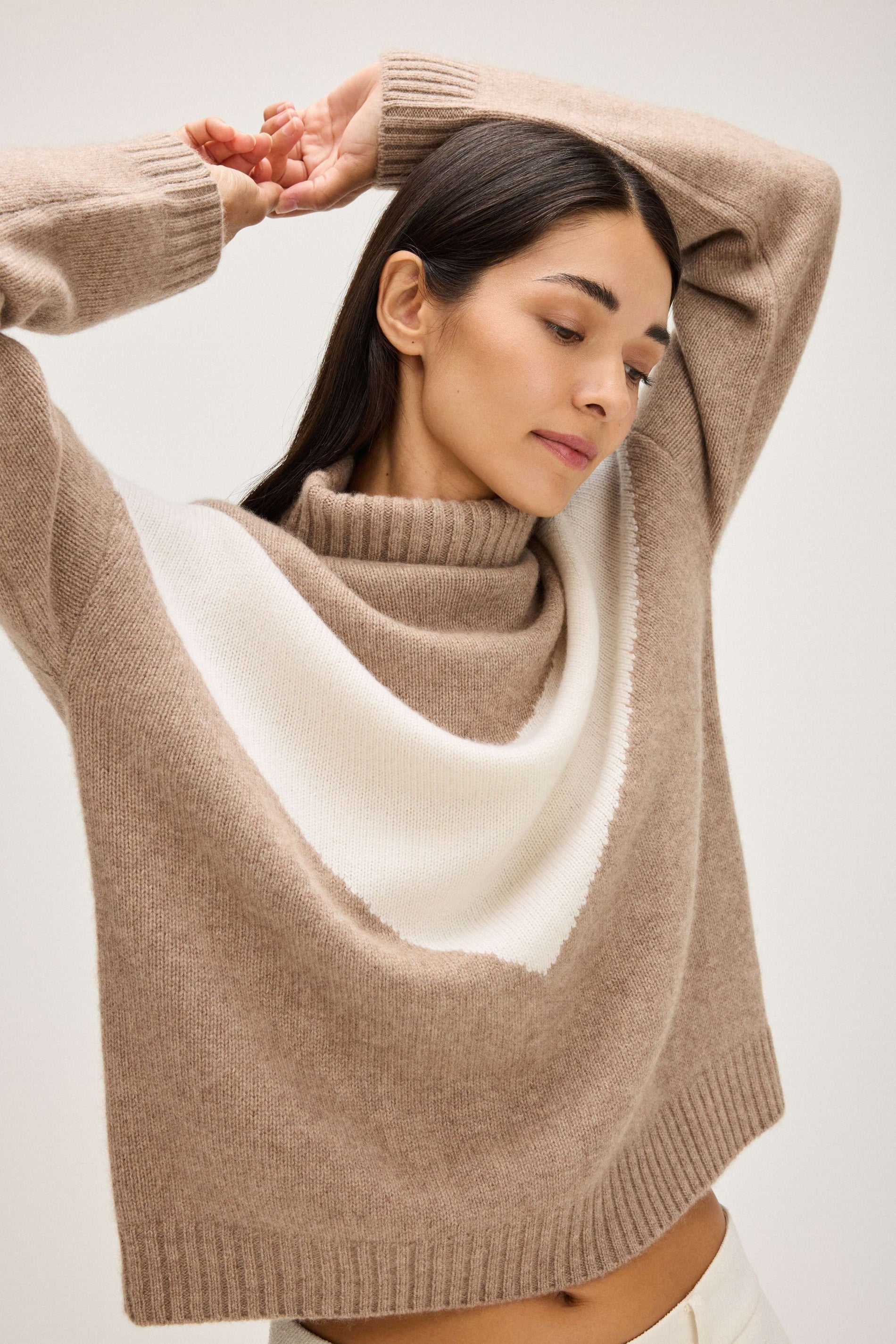 Davida V Detail Turtleneck Sweaters Mink/White