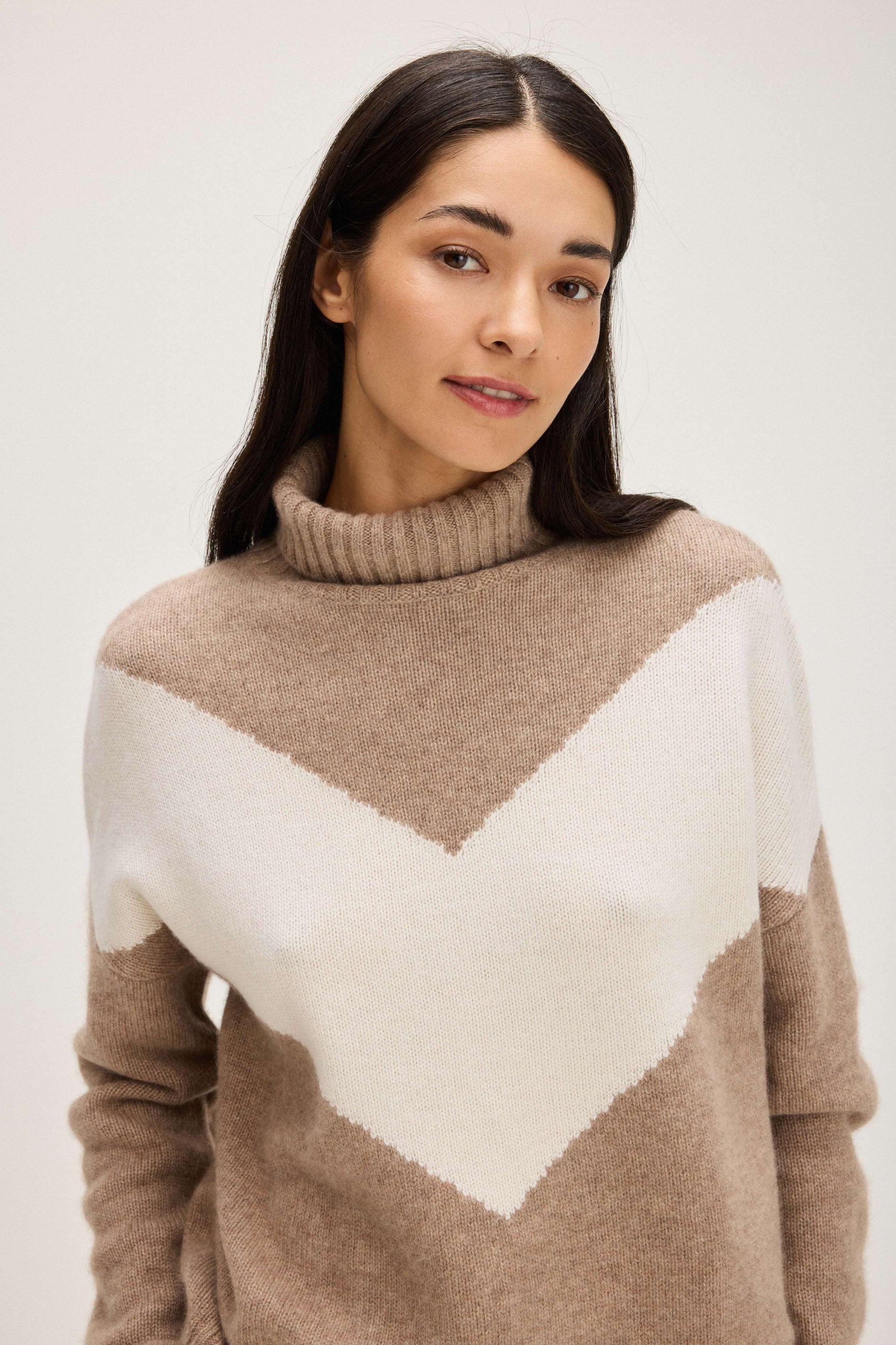 Davida V Detail Turtleneck Sweaters Mink/White