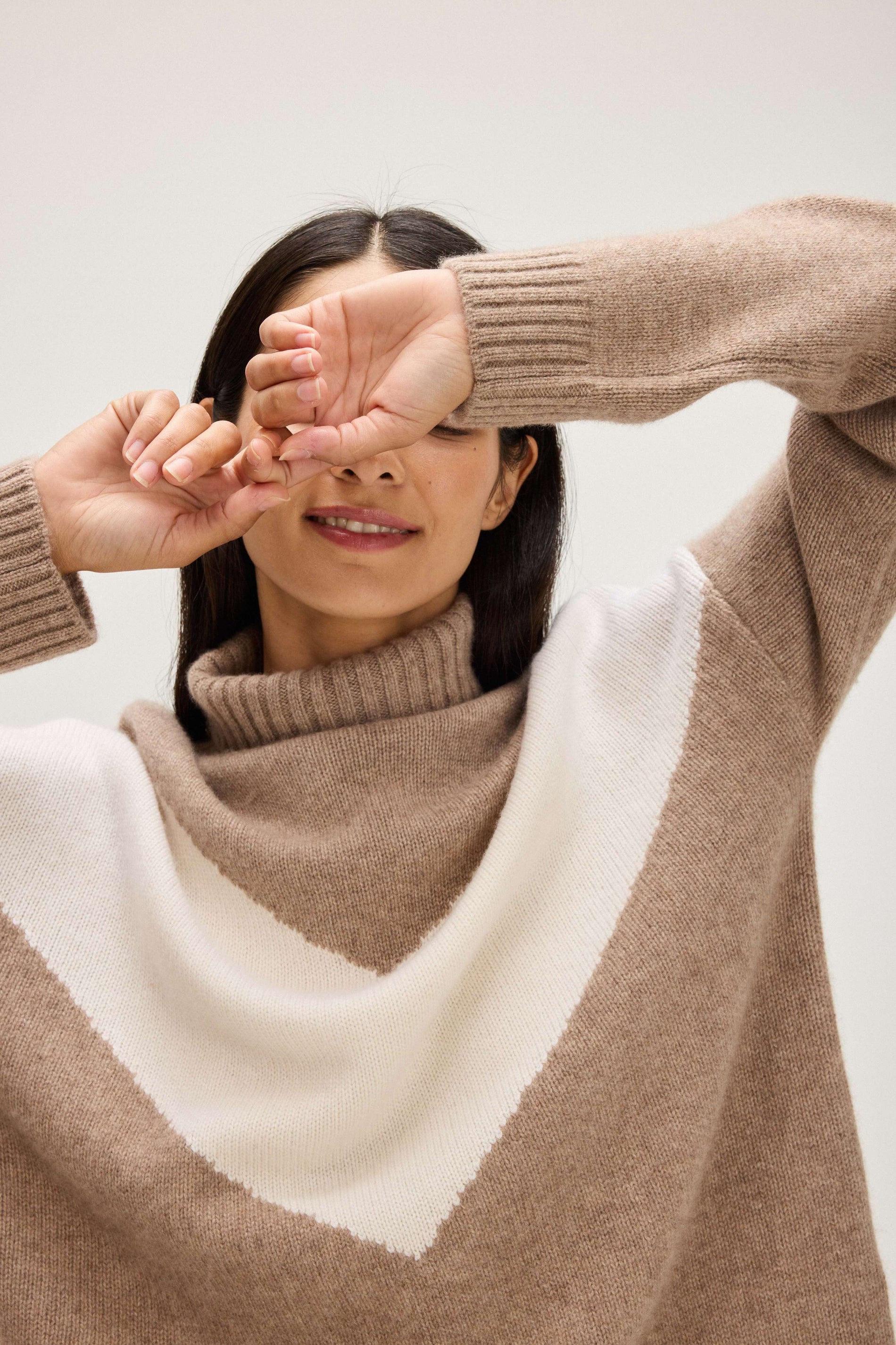 Davida V Detail Turtleneck Sweaters Mink/White