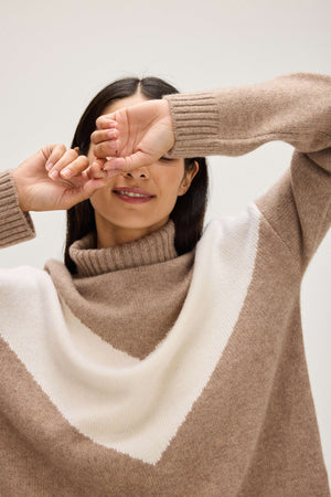 V Detail Turtleneck - Mink/White