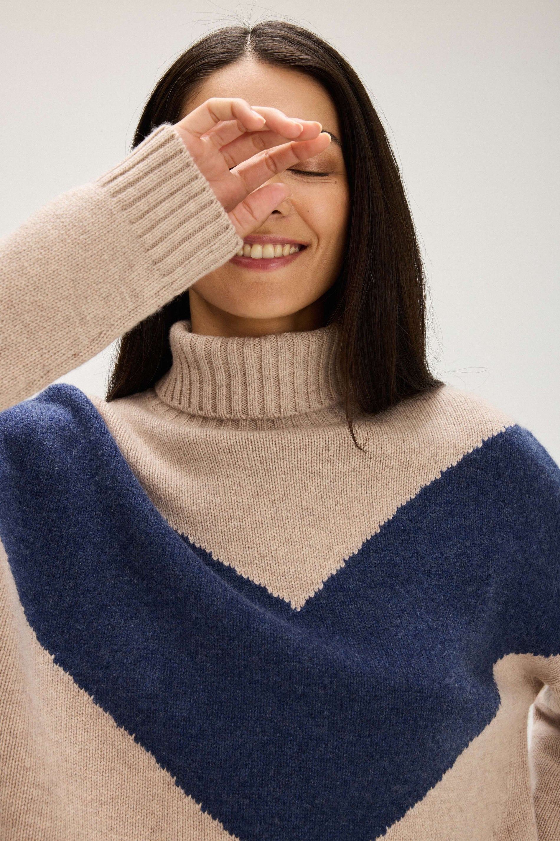 Davida V Detail Turtleneck Sweaters Sand/Denim