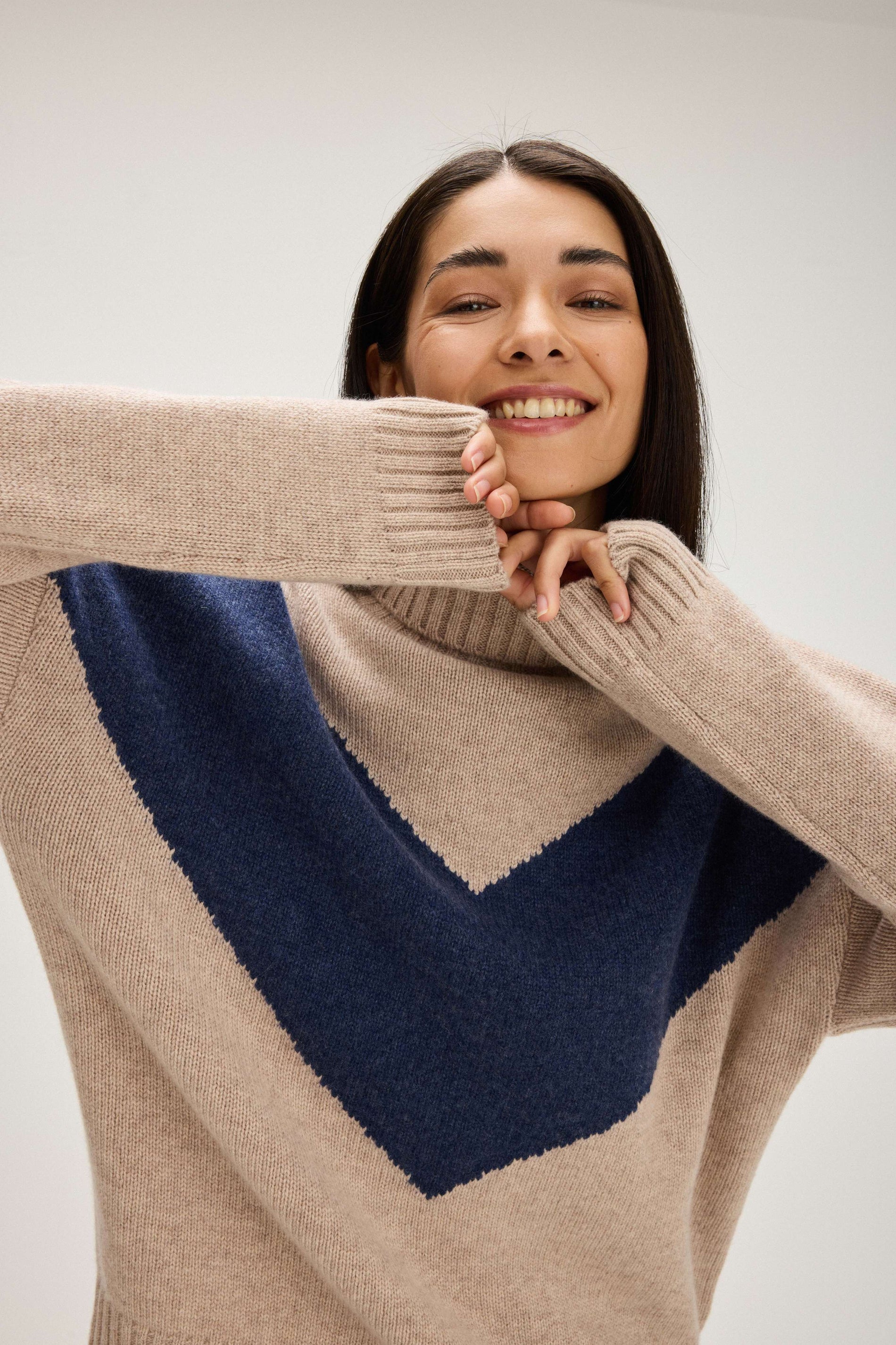 Davida V Detail Turtleneck Sweaters Sand/Denim